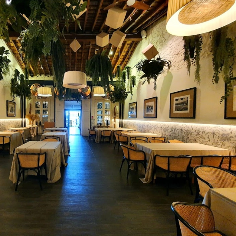 interior de restaurante con mesas