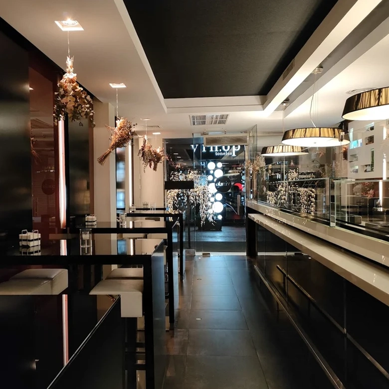 interior de restaurante con mesas y barra