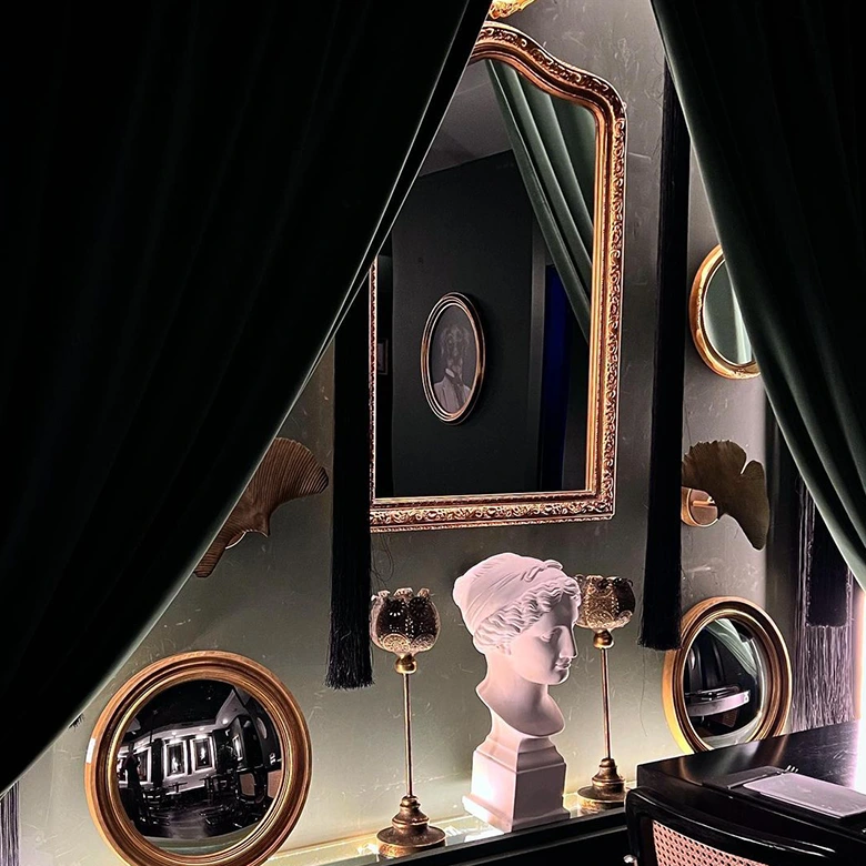 detalle restaurante con espejo y figuras