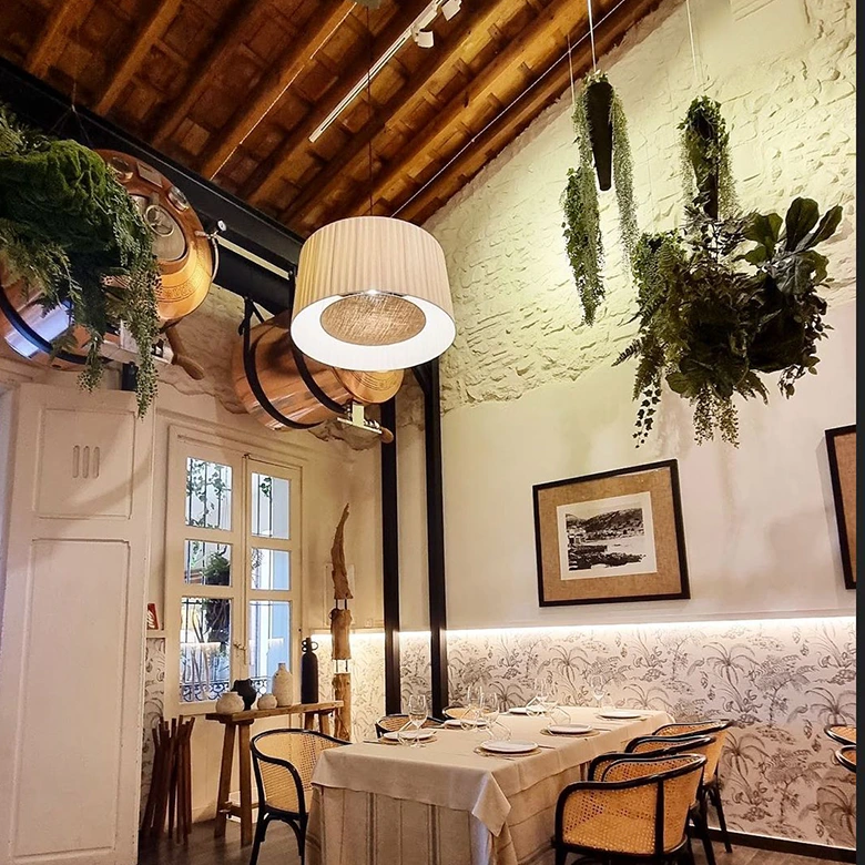 detalle restaurante con mesa