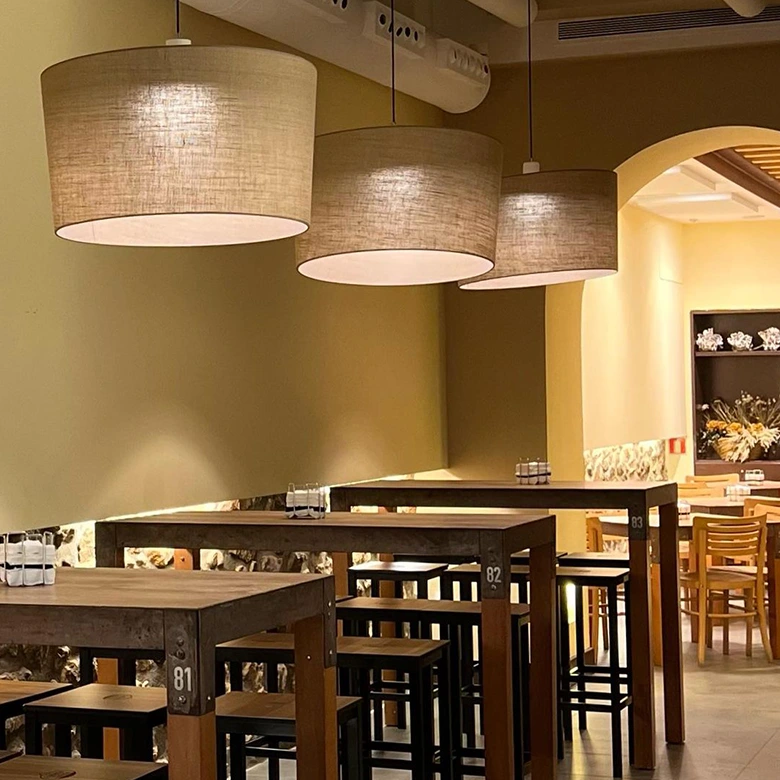 interior de restaurante con mesas y butacas altas