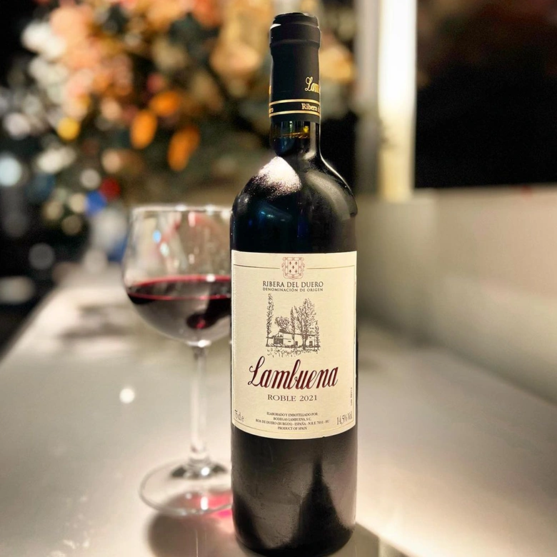 botella y copa de vino sobre mesa